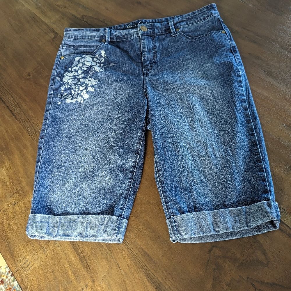 Gloria Vanderbilt Embroidered Cuffed Bermuda Shorts Size 8 Stretch